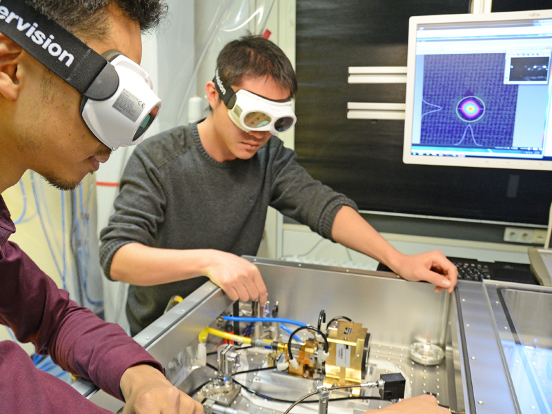 The lasersystem developed by the LMU physicists is the first one worldwide, that produces infrared lightpulses with a power of 19 Watt and wavelengths of about 20.000 nanometres.