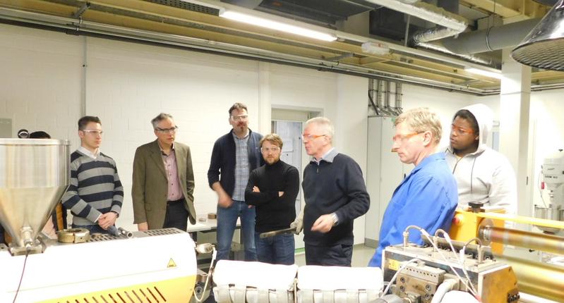 Thomas Büsse (Dritter von rechts) erklärt, wie am Fraunhofer IAP hochwertige biobasierte Mehrschichtfolien hergestellt werden.