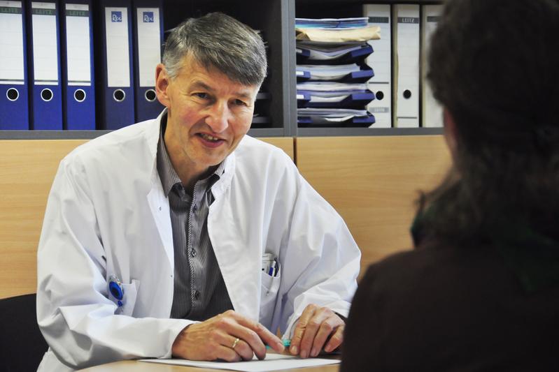 Professor Dr. Ludger Schöls im Gespräch mit einer Patientin.