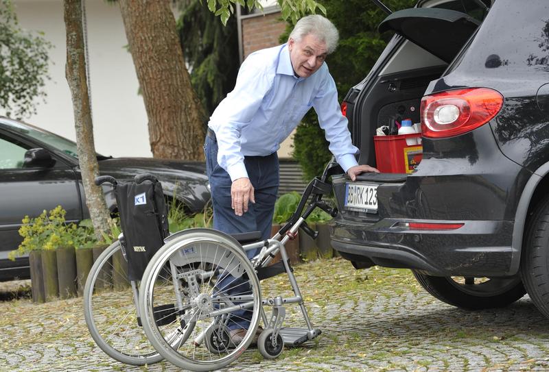 Mit 35 Jahren konnte ich beim Laufen nicht mehr mit 80-Jährigen mithal-ten", so Rudolf Kleinsorge (im Bild). Er leidet an der hereditären spastischen Spinalparalyse.