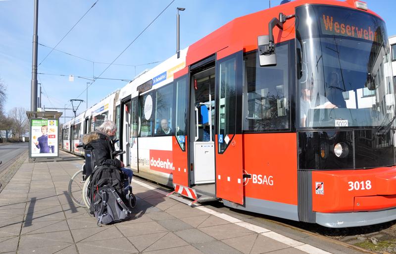 Im Rollstuhl mit Gepäck alleine verreisen? Auch wenn nur ein Umsteigen erforderlich ist, bedarf es der im Voraus geplanter Hilfen Anderer. Neue technische Lösungen verheißen mehr Unabhängigkeit.