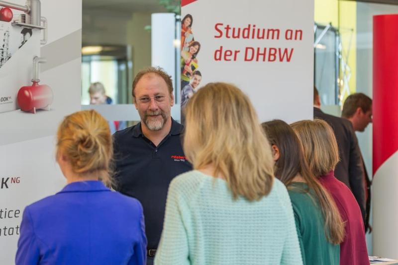 Tag der offenen Tür, DHBW Karlsruhe, Schülerinnen werden von Mitarbeitern der Partnerunternehmen beraten.