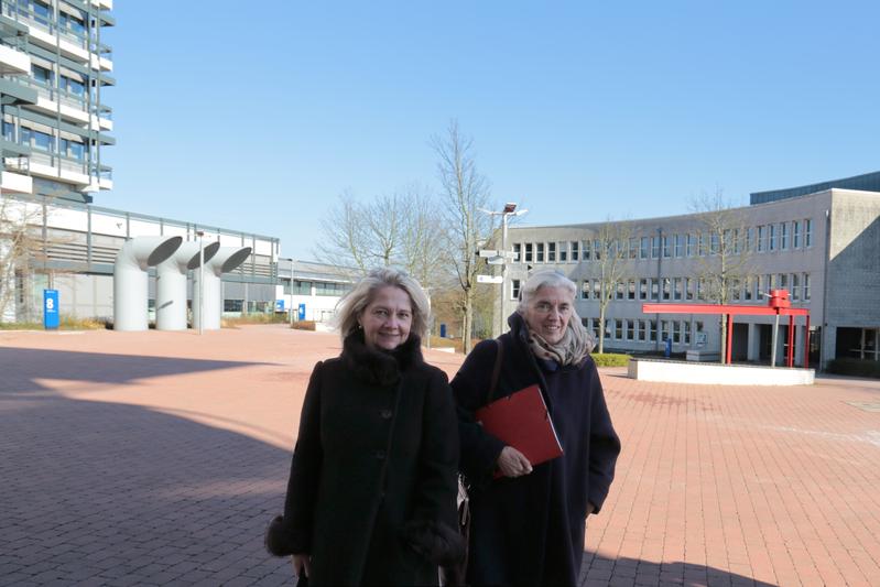 Die Rektorin der FernUniversität Ada Pellert (li.) zeigte NRW-Wissenschaftsministerin Isabel Pfeiffer-Poensgen den Hagener Universitäts-Campus.