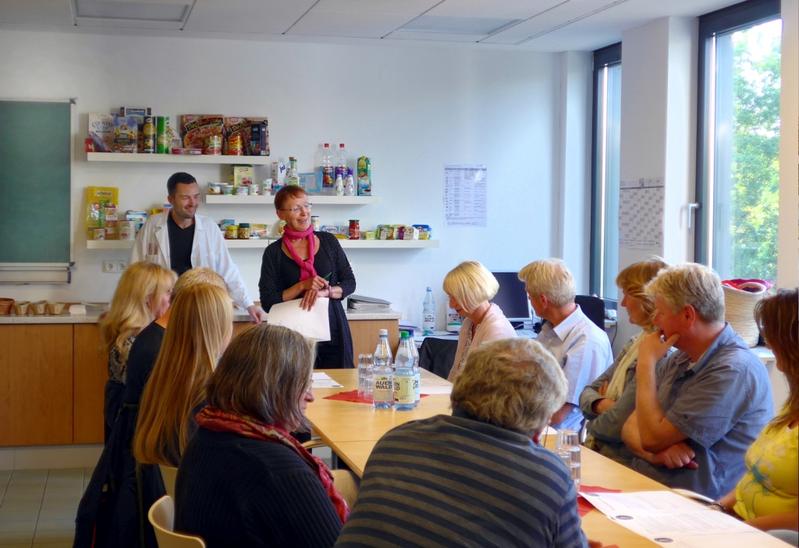 Die herzgesunde Ernährung und welche Lebensmittel das kardiovaskuläre Risiko erhöhen, erläutern ein Mediziner vom Klinikum Links d. Weser und eine Ernährungsexpertin in einer Gruppenfortbildung.