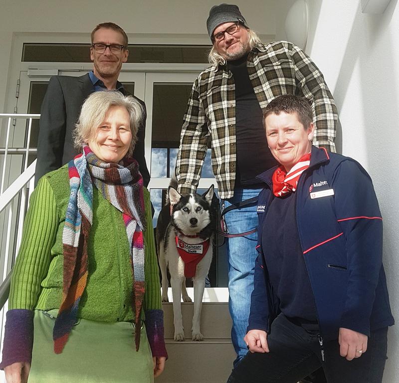 Foto: (v.l.): Prof. Dr. Thomas Behrends, Dirk Dillmann (Geschäftsführer Sportpiraten Flensburg e.V.), Inola (Besuchshündin), Brigitte Becker (Kulturhof e.V.), Manuela Marquardsen (Hund