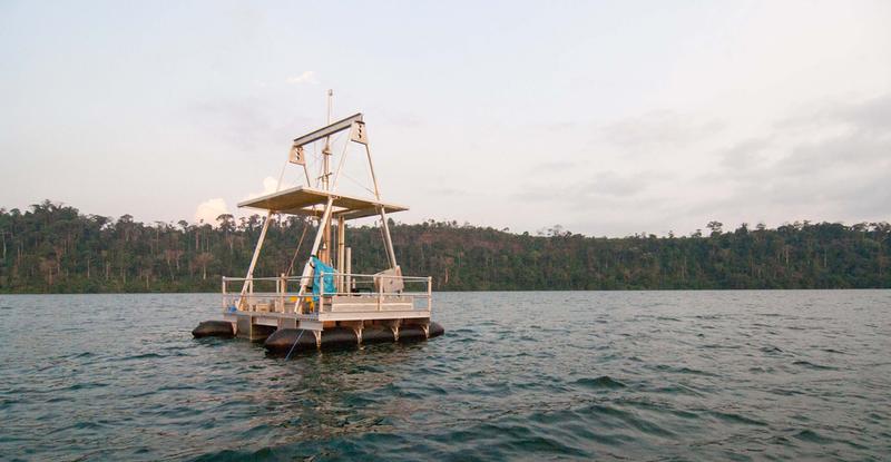 Leichte Bohrplattform auf dem Barombi-See. Diese Schwimm-Plattform ist komplett zerleg- und transportierbar.