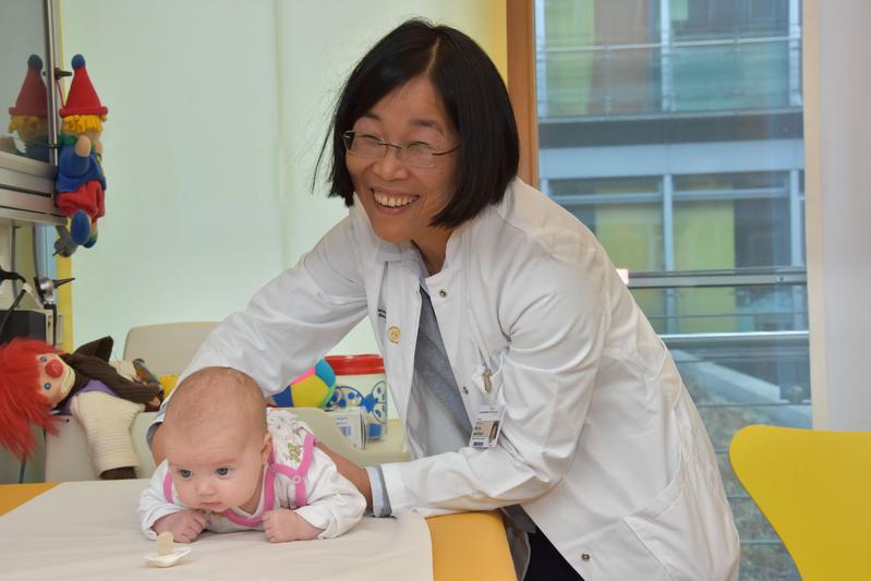 Prof. Min Ae Lee-Kirsch untersucht die acht Wochen alte Mia. Durch die rechtzeitige Entdeckung der Phenylketonurie kann das Mädchen bis auf eine spezielle eiweißarme Diät ein normales Leben führen. 