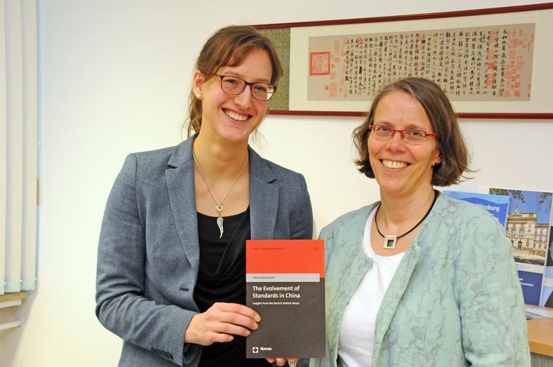 Sabrina Weithmann (l.) veröffentlichte am Lehrstuhl von Doris Fischer das Buch ‚The Evolvement of Standards in China – Insight from the Electric Vehicle Sector‘ zur Normung in der Elektromobilität.