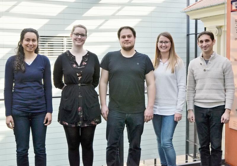 Das Bild zeigt von links Prof. Dr. Cynthia Sharma, Sara Eisenbart, Thorsten Bischler und Belinda Aul vom IMIB sowie Prof. Dr. Chase Beisel vom HIRI. 