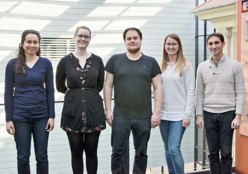 Das Bild zeigt von links Prof. Dr. Cynthia Sharma, Sara Eisenbart, Thorsten Bischler und Belinda Aul vom IMIB sowie Prof. Dr. Chase Beisel vom HIRI. 