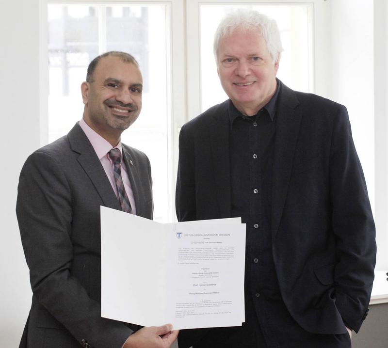 JLU-Präsident Prof. Dr. Joybrato Mukherjee (l.) und der künftige Inhaber der Georg-Büchner-Seniorprofessur Prof. Heiner Goebbels. 