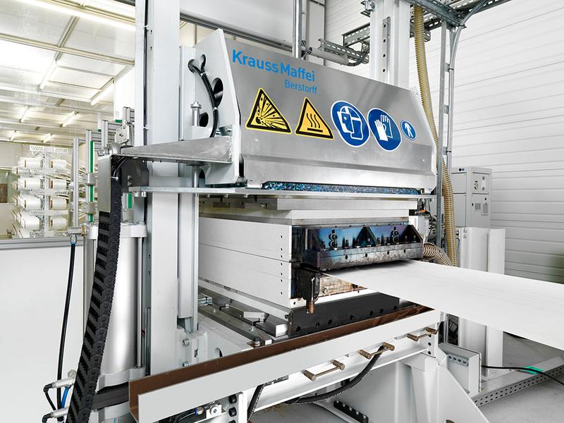 Die UD-Tape-Anlage von KraussMaffei Berstorff am Fraunhofer PAZ eröffnet neue Dimensionen in der Verarbeitungsgeschwindigkeit und Variationsbreite. 