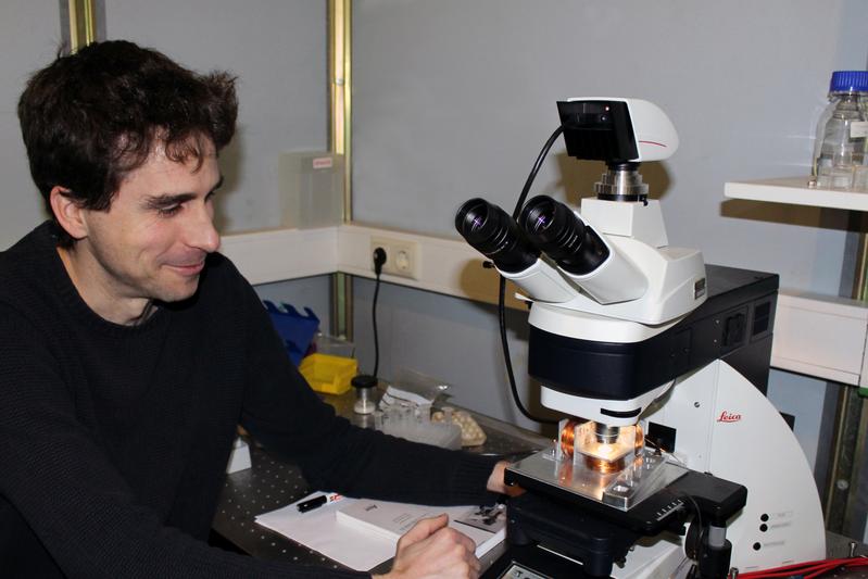 Dr. Daniel de las Heras beim Aufbau der kolloidalen topologischen Isolatoren in einem Physiklabor der Universität Bayreuth.