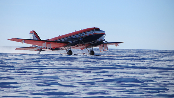 Das Forschungsflugzeug Polar 6 in der Antarktis.