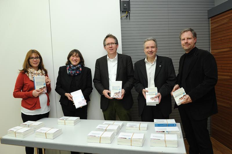 Die Herausgeberinnen und Herausgeber sowie einige Autoren der Handreichung (v.l.n.r.): Dr. Bettina Reichmann, Christine Schowalter, Prof. Dr. Matthias Bahr, Dr. Bernd Engelhart, Dr. Sascha Werthes.