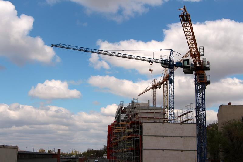 Berlin will bauen, doch es fehlen Bauingenieurinnen und Bauingenieure. Das Land und die HWR Berlin schaffen zusätzliche duale Studienplätze.