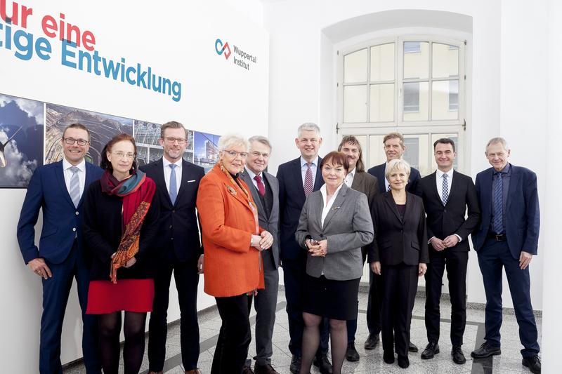 Der neue Aufsichtsrat gemeinsam mit der Geschäftsführung des Wuppertal Instituts.