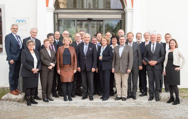 Die Mitglieder von Hochschule Bayern e.V. mit Staatsminister Dr. Spaenle