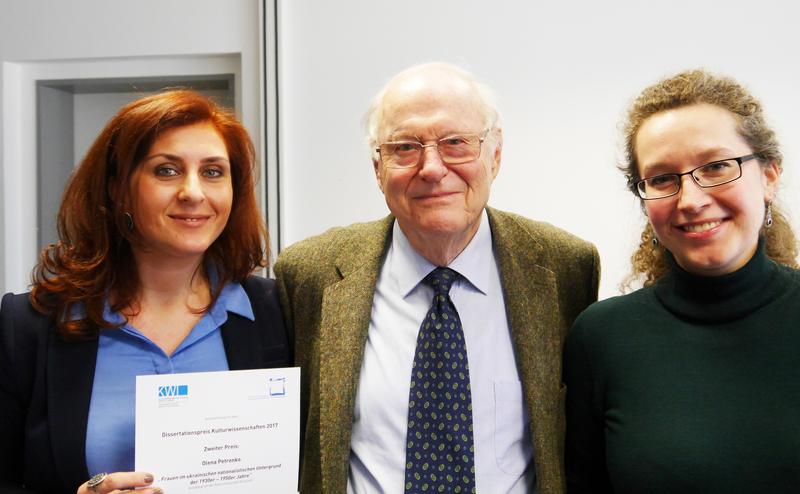 Bildnachweis: Gruppenfoto: Olena Petrenko (2. Platz), Thomas Geer (Vorsitzender des KWI-Fördervereins), Justyna Nedza (1. Platz) (v.l.n.r.) 