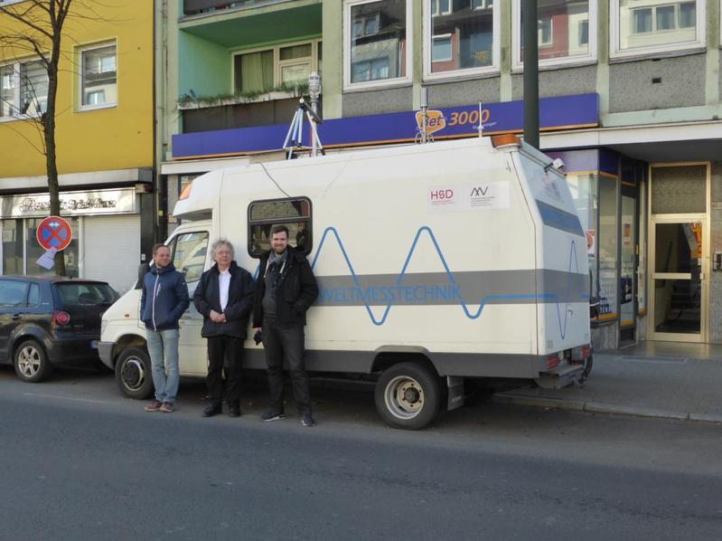 Prof. Dr. Konradin Weber (Mitte) mit den wissenschaftlichen Mitarbeitern Tobias Pohl (links) und Georg Heweling (rechts) vor dem Messwagen an der Corneliusstraße.