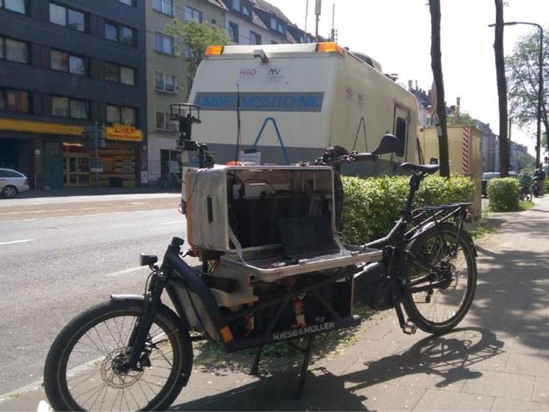 Messfahrrad und Messwagen des Labors für Umweltmesstechnik.