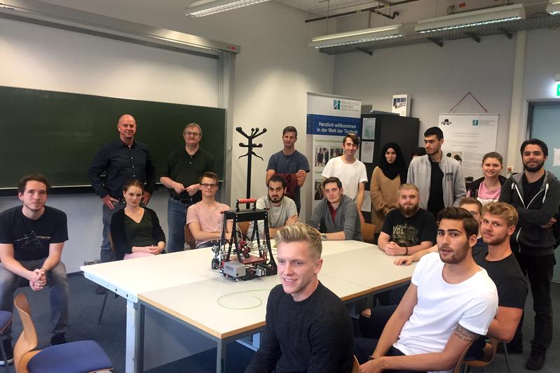 kooperierende Professoren Marc Immel (links vor der Tafel stehend) und Dr. Detlev  Borstell (an der Tafel rechts daneben) mit den Architekturstudierenden 