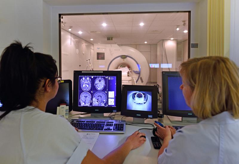 Mit ihrem BrainAGE-Verfahren können Wissenschaftler des Universitätsklinikums Jena auf der Grundlage von MRT-Daten das biologische Alter des Gehirns bestimmen