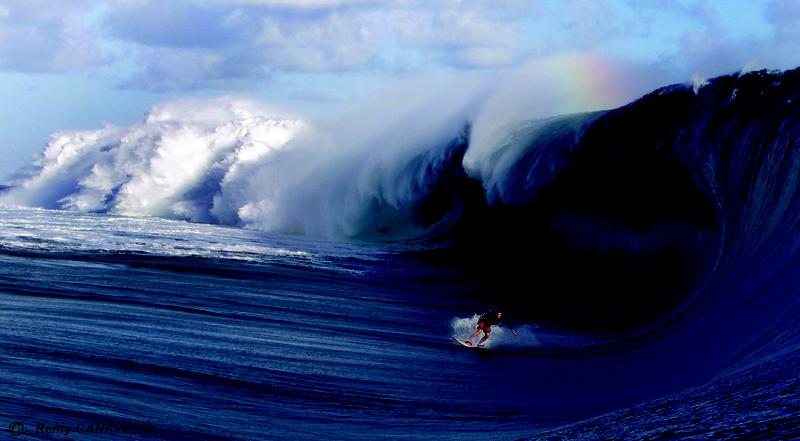 Surfer Keala Kennely reitet Welle vor Teahupo’o Tahiti 