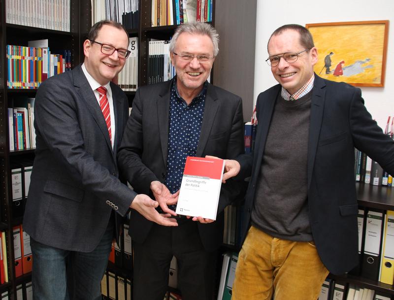 (v.l.) Dr. Martin Schwarz, Prof. Dr. Karl-Heinz Breier und Prof. Dr. Peter Nitschke zeigen die zweite Auflage ihres Lehrwerks.