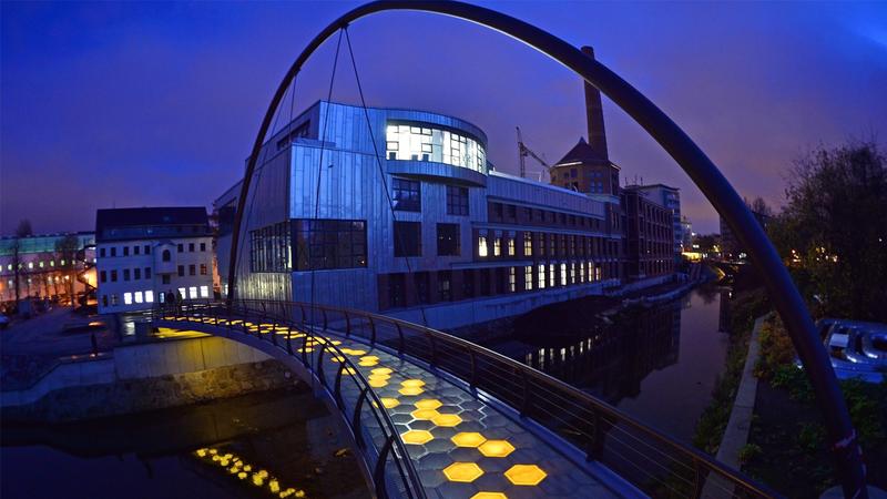 A demonstration model: Visitors to this lightweight bridge can illuminate honeycomb elements just by walking across them. 