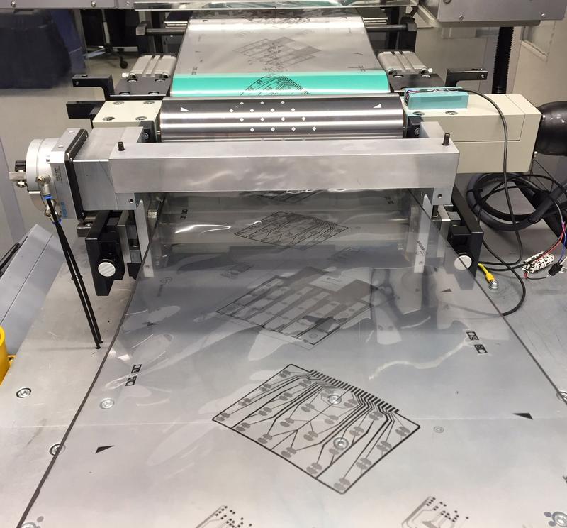 Endless film with printed biosensors: Fraunhofer has developed a convenient roll-to-roll process.