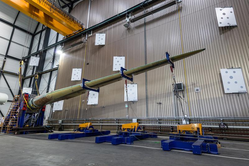 The BTC blade in the extreme load test: The loads are applied via three hydraulic cylinders.
