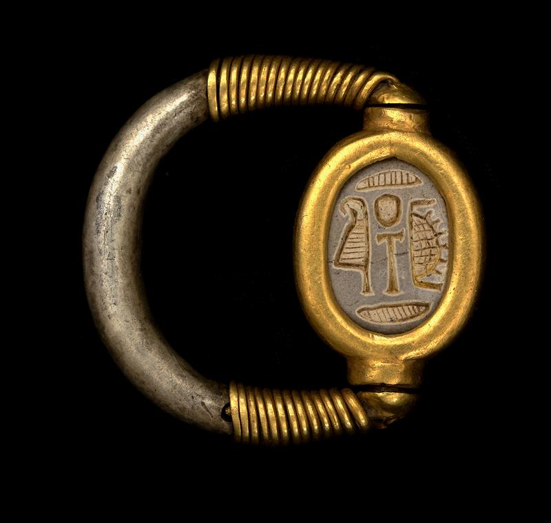 Ein Gold-Silber-Siegelring aus der 18. Dynastie, der von einem internationalen Archäolog/innenteam rund um ÖAW-Forscherin Julia Budka aus einem Grab auf Sai geborgen wurde. 