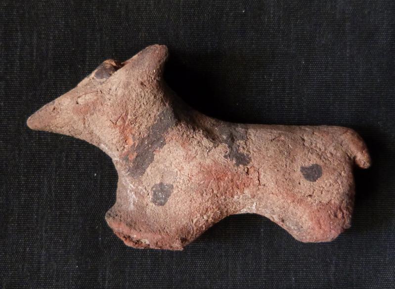 Eine bemalte Hundefigurine aus Ton aus der 18. Dynastie, geborgen von einem internationalen Archäolog/innenteam rund um ÖAW-Forscherin Julia Budka im Stadtgebiet von Sai. 