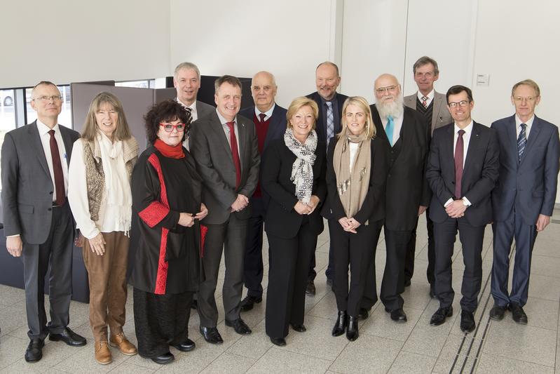  Der neue Hochschulrat der FH Aachen mit Staatssekretärin Annette Storsberg und dem Rektorat der Hochschule. Es fehlt Prof. Doris Casse-Schlüter.  