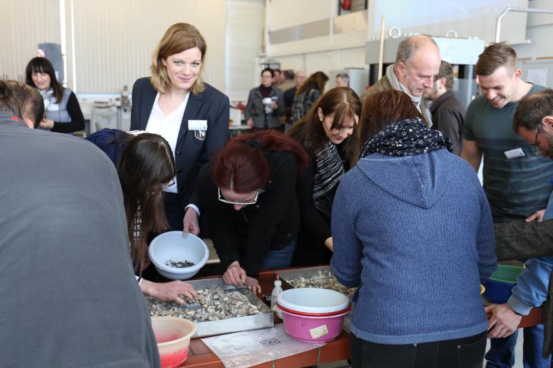 Prof. Dr. Iris Marquardt (4.v.l.), FH Lübeck, inmitten einer Petrographie-Übung