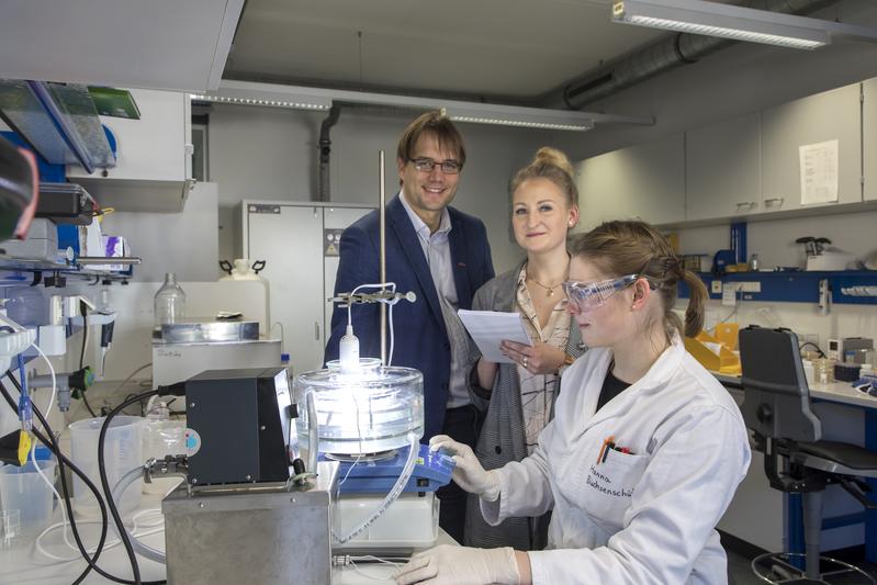 Project manager Robert Kourist with Sandy Schmidt and Hanna Büchsenschütz, both in the project team of "PhotoBioCat". 