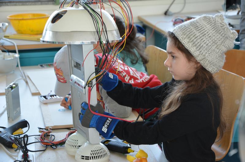 Technik zum Anfassen und Begreifen: Roboterwerkstatt von Prof. Patricia Hoeppe - Impressionen aus einer Märzveranstaltung von „Technik ist cool“.