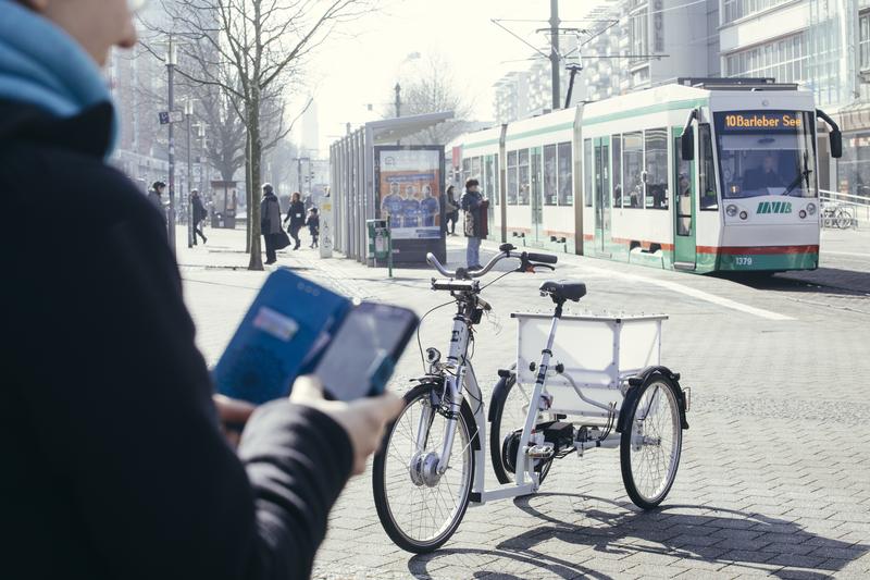 Das von Wissenschaftlern der Uni Magdeburg entwickelte, selbstfahrende E-Bike wird sich über eine Smartphone-App zu jedem beliebigen Standort rufen lassen.