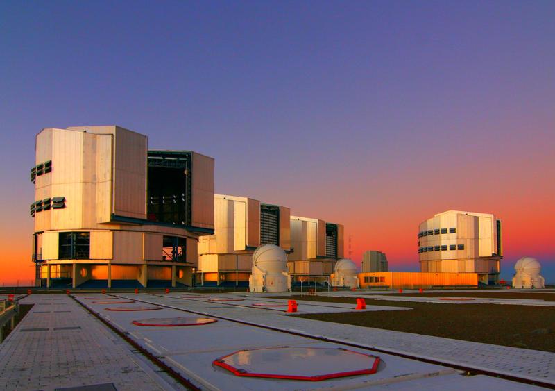 Die Kuppeln der 8,20 m UT-Teleskope und der 1,80 m AT-Teleskope des Very Large Telescope (VLT) der ESO auf dem Cerro Paranal in Chile.