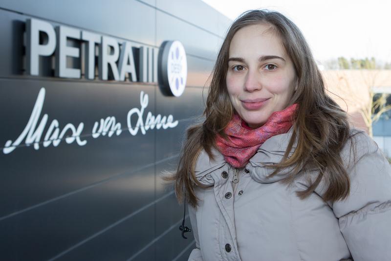 Dr. Elena Bykova vor der Experimentierhalle "Max von Laue" bei DESY in Hamburg.