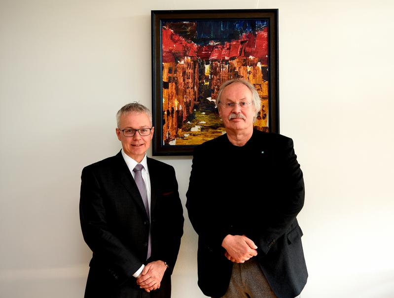 Links  im Bild sehen Sie Prof. Dr. Heiko Weckmüller, rechts im Bild Prof. Dr.  Kristian Bosselmann-Cyran, den Präsidenten der Hochschule Koblenz.