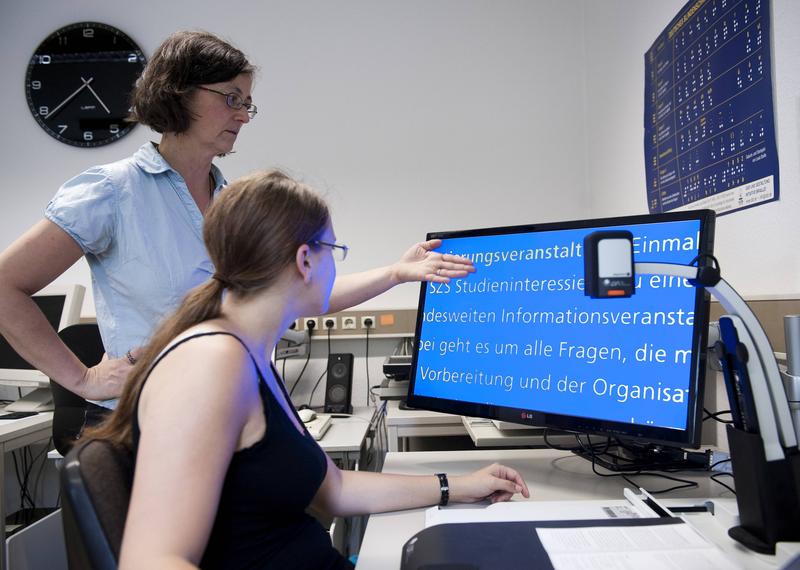 Assistive Technologien unterstützen auch bei der Inklusion in die Arbeitswelt (Foto: Sandra Göttisheim, KIT)Assistive Technologien unterstützen auch bei der Inklusion in die Arbeitswelt 