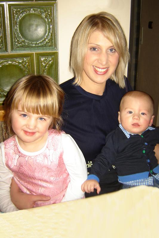 Heute eine glückliche Familie: Dialysepatientin Tamara Basler mit ihren Kindern Marlena und Elian.
