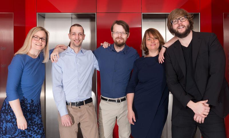 Das Redaktionsteam von Medizintechnologie.de (v.l.n.r.): Projektmanagerin Ines Barnewitz, Softwarearchitekt Paul Bottin und die drei Redakteure Matthias Lehmphul, Jana Ehrhardt-Joswig und Tim Gabel. 