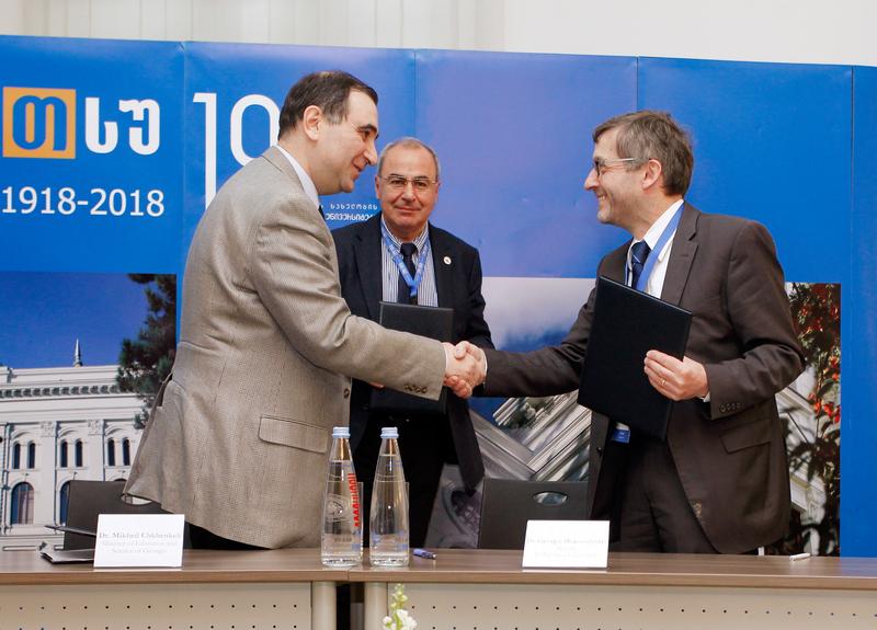 Chkhenkeli (Minister für Bildung und Wissenschaft in Georgien), Sharvashidze (Uni-Rektor Tiflis) und Rosenthal (Uni-Präsident Jena, v. l. n. r.) nach der Unterzeichnung der Kooperationsvereinbarung.