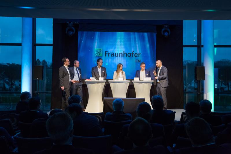 Diskutieren Engineering-Trends (v.l.): Günter Korder (it’s OWL), Nico Michels (CLAAS), Michael Amon (RK Rose + Krieger), Caroline Junker (Universität Paderborn), Uwe Girgsdies (Audi), Prof. Dumitrescu