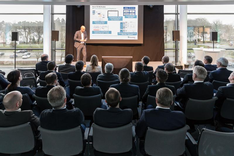 Prof. Roman Dumitrescu (Direktor am Fraunhofer IEM) stellte das Themenfeld Systems Engineering am Standort Paderborn vor.