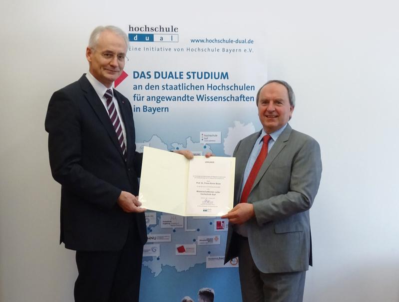 Übergabe Ernennungsurkunde  von li.n.r. Prof. Dr. Stoffel - Präsident HS Landshut, für den Lenkungsrat hochschule dual und Prof. Dr. Boos – Wissenschaftliche Leitung hochschule dual