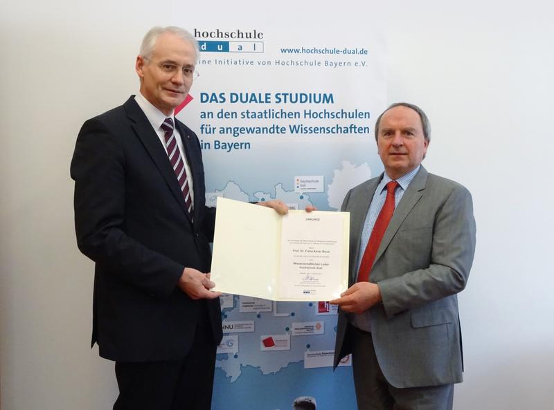 Übergabe Ernennungsurkunde  von li.n.r. Prof. Dr. Stoffel - Präsident HS Landshut, für den Lenkungsrat hochschule dual und Prof. Dr. Boos – Wissenschaftliche Leitung hochschule dual